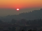 73 Il sole si arrossa e tramonta sui colli e verso la pianurra